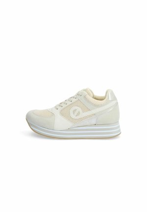 Scarpe da ginnastica bianche con tomaia in rete e accentuazioni in suede. Presentano una punta arrotondata, colletto imbottito e suola striata. Dettaglio del logo sul lato.