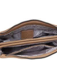 Portafoglio in pelle color tan con chiusura a zip, dotato di più scomparti e foderato con un tessuto a fantasia grigia, con un'etichetta con il logo visibile.