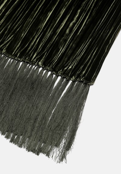 Tessuto di velluto verde scuro con texture plissettata; la parte inferiore presenta dettagli con frange lunghe, creando un effetto fluido. Superficie liscia con lucentezza.