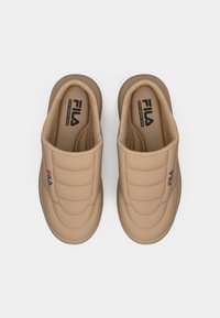 Et par brune FILA slip-on tøfler med polstret design og polstrede såler vist ovenfra på en hvid baggrund.