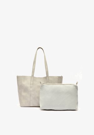 Šviesiai pilka odinė rankinė su dviem rankenomis, pasižyminti tekstūruotu paviršiumi ir struktūruotu dizainu, kartu su mažesne atitinkančia pinigine.