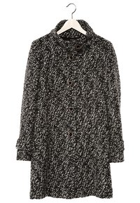 Struktureret frakke i sort og hvid houndstooth mønster, med høj krave, lange ærmer og seks knapper foran til lukning.