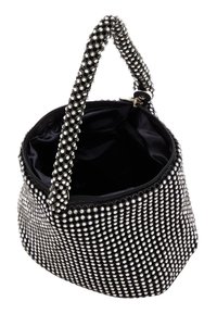 Borsa a mano nera e rotonda ricoperta di borchie argentate, dotata di un manico testurizzato e chiusura con zip. Interno foderato in tessuto nero.