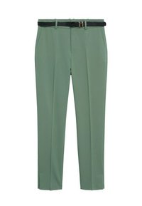 Pantalon vert sur mesure avec poches latérales, pli avant, passants de ceinture et ceinture noire fine avec boucle dorée.