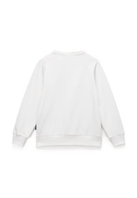 Sudadera blanca con cuello redondo, mangas largas y puños elásticos. Textura suave con un diseño limpio. Vista trasera mostrada.