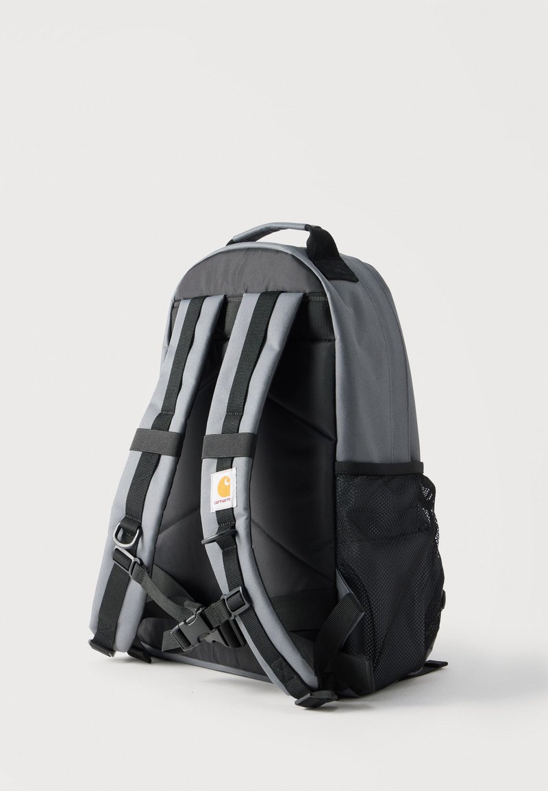 Grauer und schwarzer gepolsterter Rucksack mit verstellbaren Schulterriemen, seitlicher Netz-Tasche und einem oberen Tragegriff auf einfarbig hellem Hintergrund.