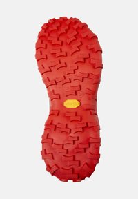 Punainen kumipohja, jossa on syvät, monisuuntaiset kuvioinnit; sisältää keltaisen Vibram-logon ja embossoidun koon "38".