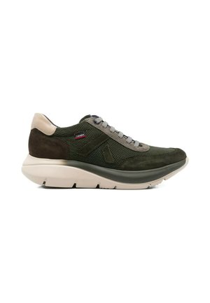Sneaker verde scuro e marrone con suola e tallone beige chiaro, materiali in mesh e camoscio, lacci grigi e design sportivo casual.