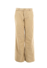Beige wijduitlopende broek gemaakt van corduroy, met knoopsluiting en lussen voor een riem. Rechte snit met subtiele verticale strepen.