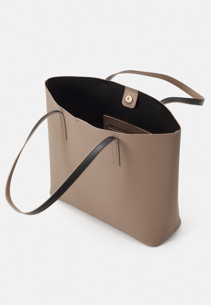 Bolso tote sintético marrón con asas negras, interior espacioso, cierre a presión y un bolsillo interior para organización. Textura suave.