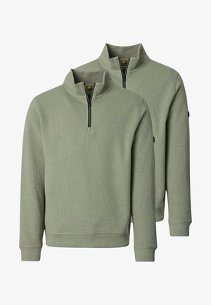 Dwa jasnooliwkowe swetry z ćwiartkowym zamkiem, z prążkowanymi mankietami i kołnierzem, pokazane z przodu i z tyłu na białym tle.