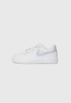 Hvide atletiske sneakers med lyseblå accenter, perforeret tåboks, snørelukning og polstret sål. Har brandede elementer og glat tekstur.