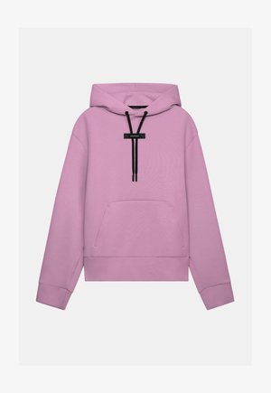 Hanorac pulover lavandă cu șnururi negre, având o mică inscripție dreptunghiulară pe piept și un buzunar frontal de tip cangur.