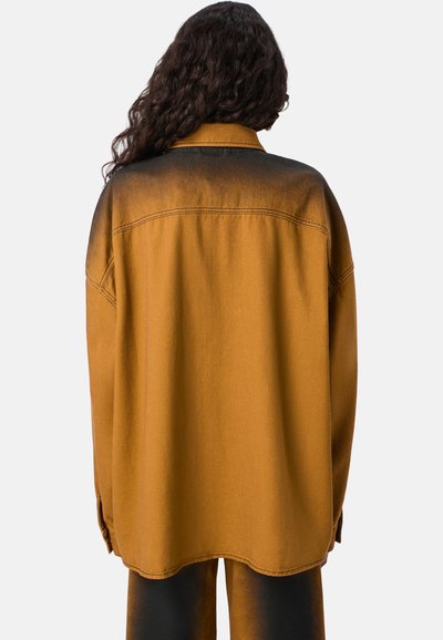 Übergroßes denimenhemd in verbranntem Orange mit einem verblassten schwarzen Farbverlauf, klassischem Kragen und knöpfbaren Manschetten mit sichtbaren Nähdetails.