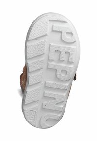 Brązowy skórzany but z białą gumową podeszwą. Podeszwa ma teksturowane linie chwytne oraz wytłoczone logo „Pepino”, oznaczenie rozmiaru "20".