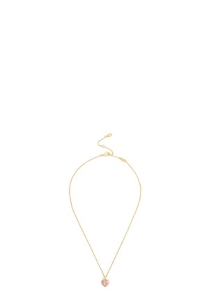 Collier chaîne en or délicat avec un petit pendentif cœur rose avec une lettre C en or au centre.