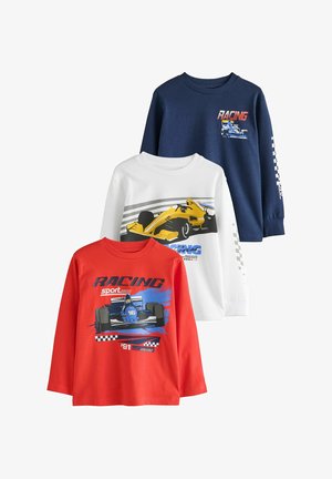Trzy dziecięce koszulki z długim rękawem w kolorach czerwonym, białym i granatowym z grafiką samochodów wyścigowych i napisem "Racing" z przodu.