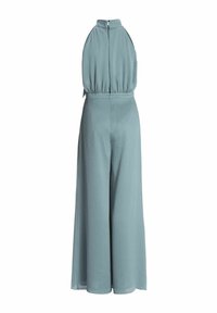 Jasnoniebieski kombinezon z wysokim dekoltem, szerokimi nogawkami i marszczoną talią. Posiada wycięcie w kształcie łezki na plecach oraz miękką, teksturowaną tkaninę.