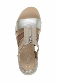 Sandalo leggero con cinturini in pelle argento e beige, chiusura con zip e soletta imbottita. Design aperto con una texture liscia.