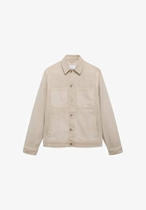 Beige denimjakke med knaplukning fortil, to brystlommer og lange ærmer. Glat tekstur med synlige syninger.