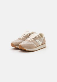 Hellebeige Turnschuhe aus Wildleder und Textil, mit cremfarbenen Schnürsenkeln, gepolsterten Sohlen und einem strukturierten Obermaterial mit einem subtilen Muster.