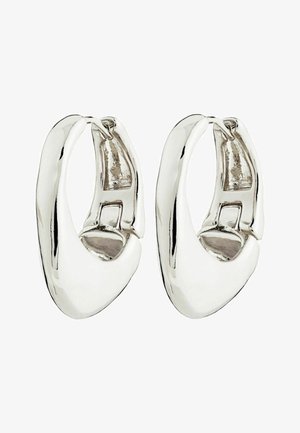 Hõbedased rõngas kõrvarõngad, millel on sile, poleeritud viimistlus, ainulaadse kõveriku kujunduse ja turvalise klambermehhanismiga.