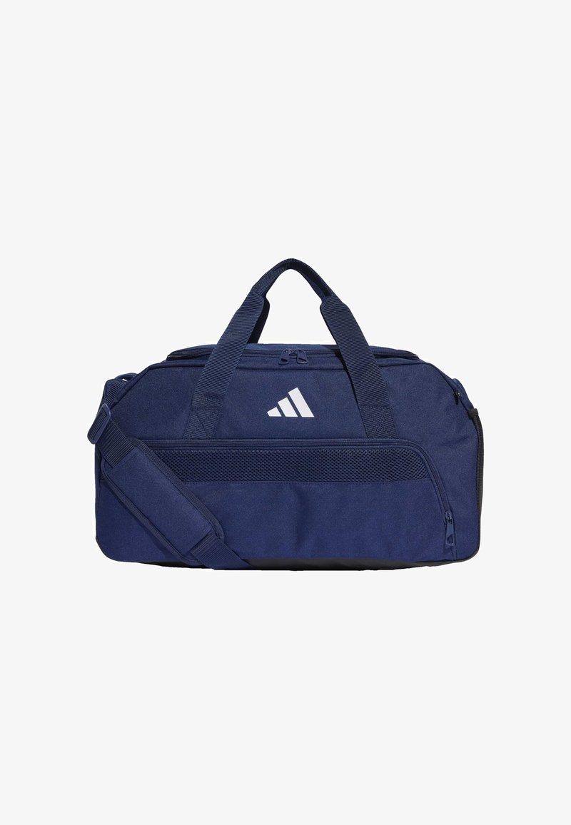 Saco duffel azul marinho feito de tecido, com alças duplas na parte superior e uma alça de ombro destacável. Detalhe do logótipo em branco, bolso lateral texturizado.