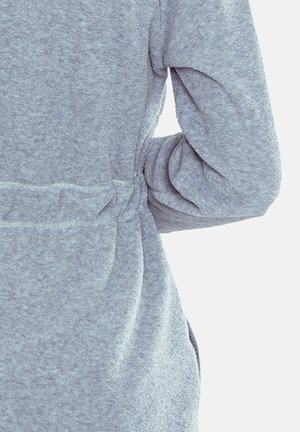 Szary polarowy element odzieży z zaznaczoną talią, długimi rękawami i miękką fakturą; brak widocznych wzorów lub elementów metalowych.