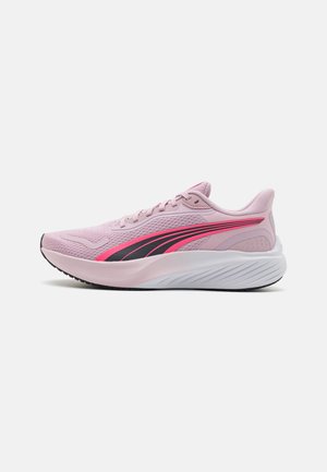 Helles rosa Sport-Schuhwerk mit einem atmungsaktiven Mesh-Obermaterial, das schwarze und leuchtend rosa Akzente aufweist, sowie einer gepolsterten weißen Sohle für Unterstützung.