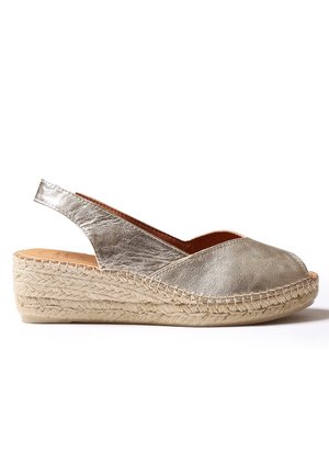 Kile-espadrille sandal med sølvfarvet læderoverdel og fletplatform i jute, med åben hæl og slingback-design.