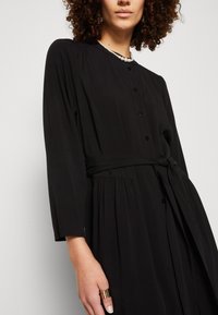Robe Noire Manches Courtes Lollys Laundry - Taille 42/XL - Style Casual Décontracté - Occasion Très Bon état