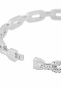 Silversmycke armband med sammanflätade ovala länkar och en texturerad accentsektion med inbäddade klara stenar. Slät finish och polerad utseende.