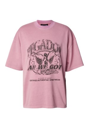 Rosa oversized t-skjorte laget av bomull, med svart grafisk trykk som inkluderer tekst og et ørnedesign. Klassisk rund hals og korte ermer.