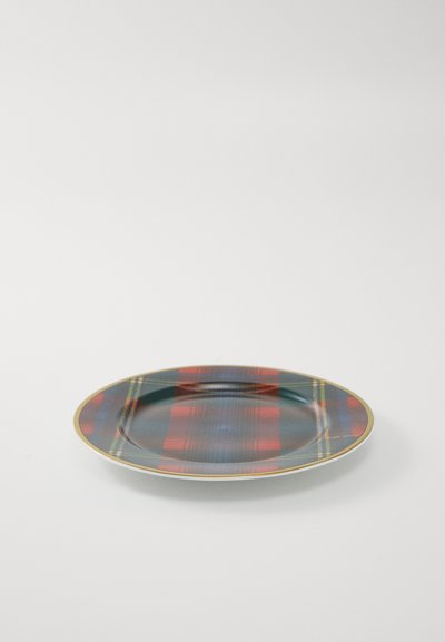 Plato cerámico redondo con un diseño de tartán en rojo, verde y azul, con un borde dorado y un acabado brillante.