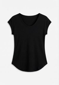 Μαύρο ριμπ κοντομάνικο πουκάμισο με στρογγυλό ντεκολτέ και ελαφρώς κυρτή ραφή στο κάτω μέρος πάνω σε λευκό φόντο.