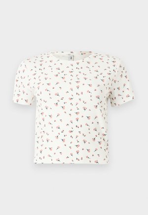 Λευκό κοντό τοπ με ριμπ ύφανση και κοντά μανίκια, με μικρό ροζ λουλουδάτο σχέδιο διασκορπισμένο ομοιόμορφα στο ύφασμα.