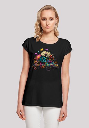 Schwarzes T-Shirt mit einem bunten Blumenmuster und einer stilisierten Auto-Grafik; beinhaltet verschiedene Blumen und lebendige Farben auf einem glatten Stoff.