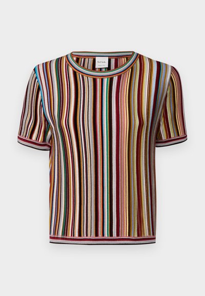 Haut en tricot rayé avec des lignes verticales multicolores dans des nuances de rouge, bleu, jaune et marron. Manches courtes et col rond côtelé.