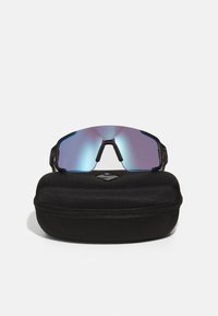 Sonnenbrille mit verspiegelten Gläsern und einem dunklen Gestell, das auf einem schwarzen Reißverschlussetui mit texturierter Oberfläche und Logodetail ruht.