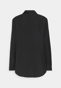 Černé sako s propracovaným střihem, vykrojeným límcem, jedním zadním rozparkem a knoflíkovými manžetami, vyrobené z hladké látky.