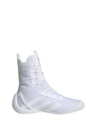 Zapatilla deportiva alta blanca con parte superior de malla, sistema de cordones prominente, superficie texturizada y tres rayas blancas en el costado.