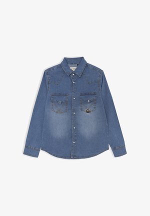 Camicia di jeans in blu sbiadito con colletto classico, maniche lunghe, due tasche sul petto e cuciture decorative sulle spalle.