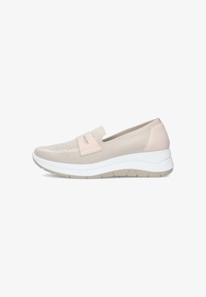 Sneaker beige senza lacci con tomaia in maglia, pannello elastico, suola bianca ammortizzata e suola esterna testurizzata per un uso casual.