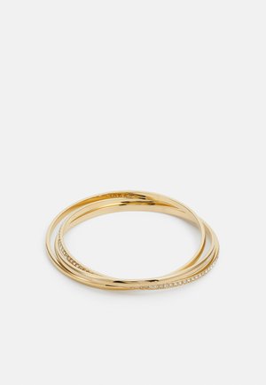 Gullfarget armbåndsett med tre tynne, glatte armbånd, ett prydet med klare krystaller for ekstra detaljer og tekstur.