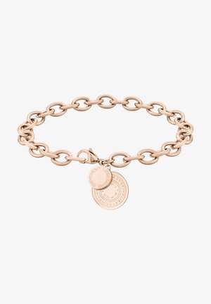 Armband aus roségoldfarbenem Metall mit großen ovalen Gliedern, einem Karabinerverschluss und zwei runden Anhängern mit Gravuren. Schlichte Metallstruktur.