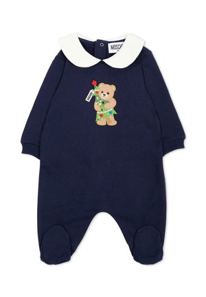 Granatowy kombinezon dla niemowląt z białym zaokrąglonym kołnierzykiem, długimi rękawami, nóżkami i misiem trzymającym udekorowaną choinkę z przodu.