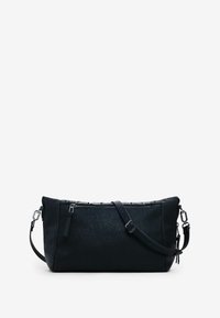 Schwarze Ledertasche mit strukturierten Oberflächen, Reißverschluss und verstellbarem Tragegurt. Sie hat eine schlanke, zylindrische Form.