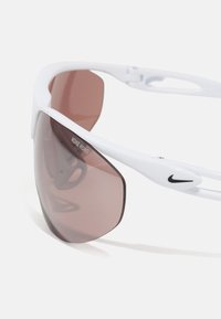Nike Sportswear AERIAL UNISEX - Napszemüvegek - white/road tint