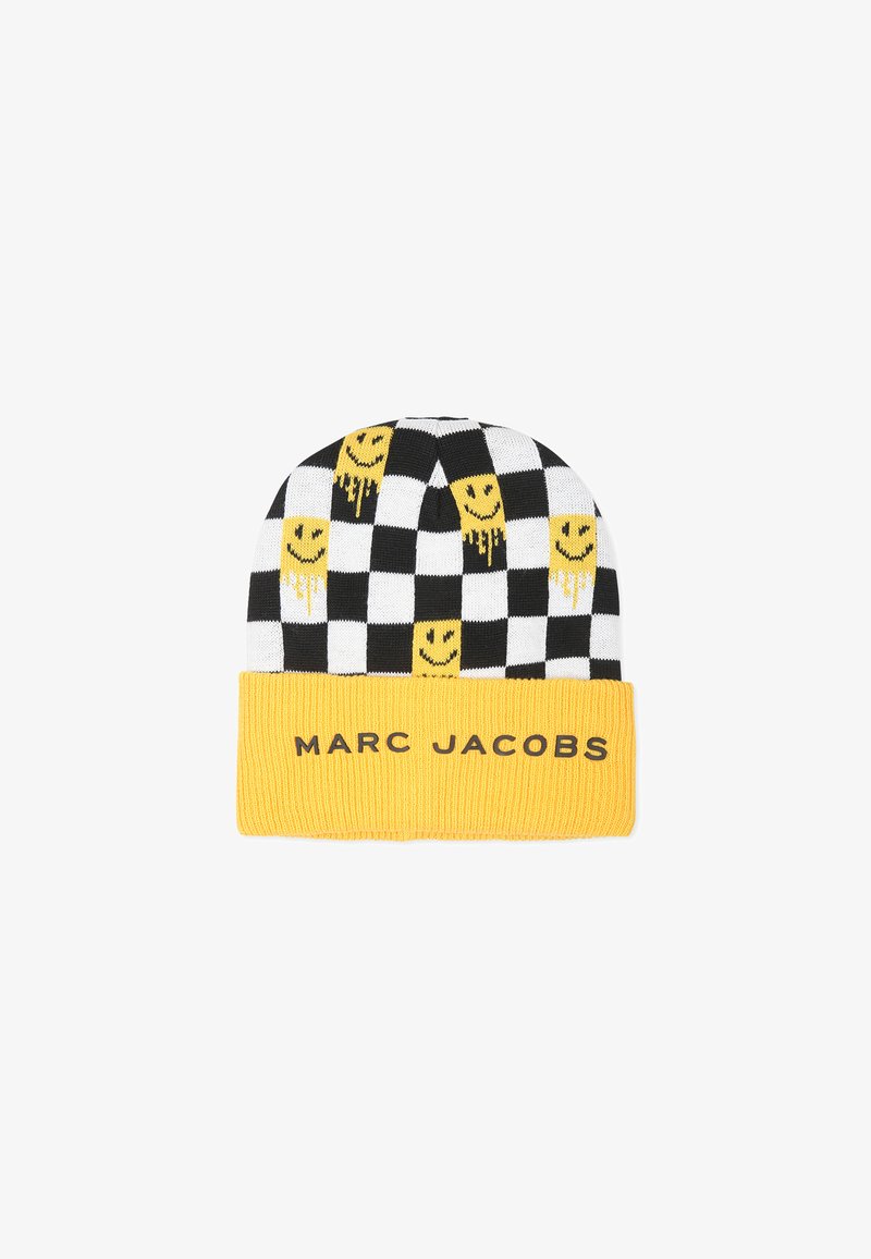 Bonnet en tricot noir et blanc à carreaux avec des visages souriants jaunes et un revers jaune arborant "MARC JACOBS" en texte noir.