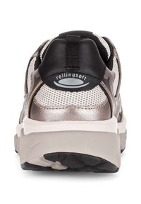 Achteraanzicht van een sneaker met een bovenwerk van zwart en metallic gaas, schaduwaccenten, een gewatteerde witte tussenzool en een gestructureerde grijze buitenzool.